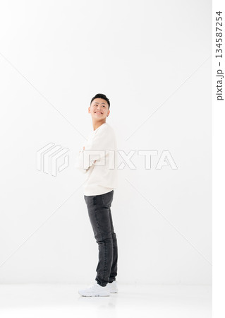 男子　10代　ポートレート　全身 134587254