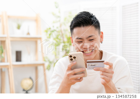 男子　10代　スマホ　カード 134587258