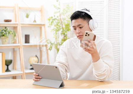 子　10代　リビング　タブレット　スマホ 134587259