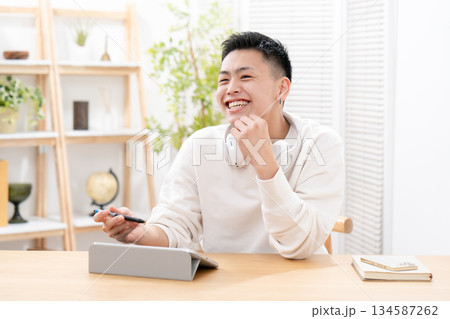 子 10代 リビング タブレット スマホ 子 10代 リビング タブレット スマホ 134587262