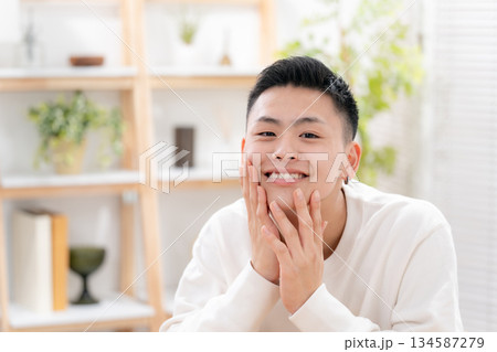 男子　10代　スキンケア 134587279