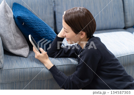 スマホを見る女性 134587303