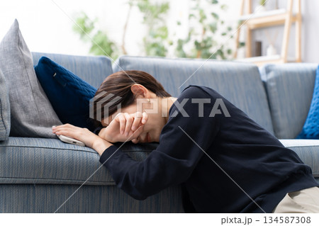 スマホを持って寝落ちする女性 スマホを持って寝落ちする女性 134587308