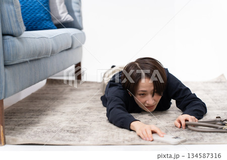 スマホを持って倒れる女性 スマホを持って倒れる女性 134587316