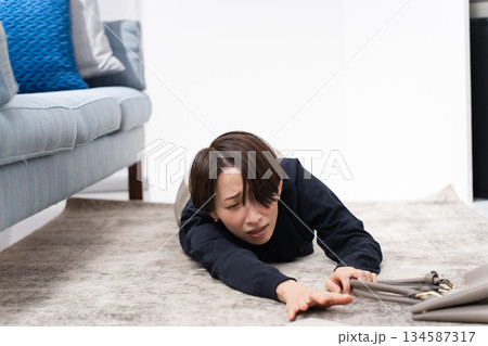 スマホを持って倒れる女性 スマホを持って倒れる女性 134587317
