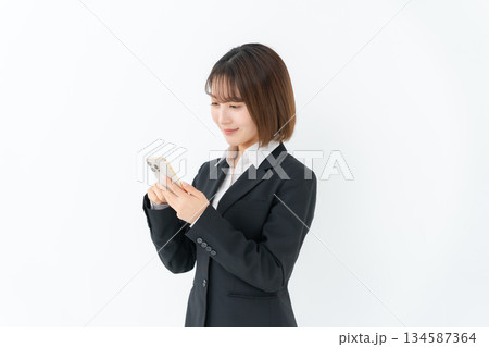 若い女性　ビジネス　スマホ 134587364
