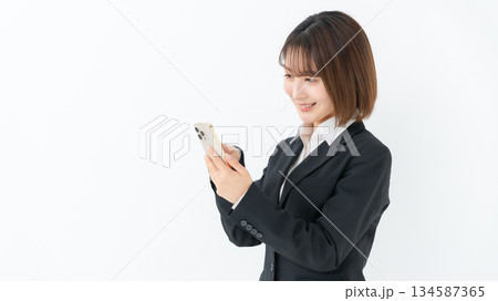 若い女性　ビジネス　スマホ 134587365