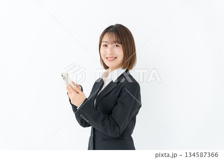 若い女性　ビジネス　スマホ 134587366