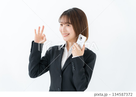 若い女性　ビジネス　スマホ 134587372