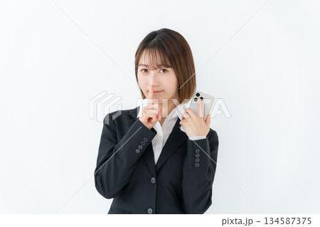 若い女性　ビジネス　スマホ　秘密 134587375