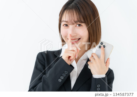 若い女性 ビジネス スマホ 秘密 若い女性 ビジネス スマホ 秘密 134587377