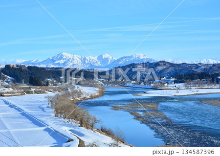 越後三山・信濃川冬景色 134587396