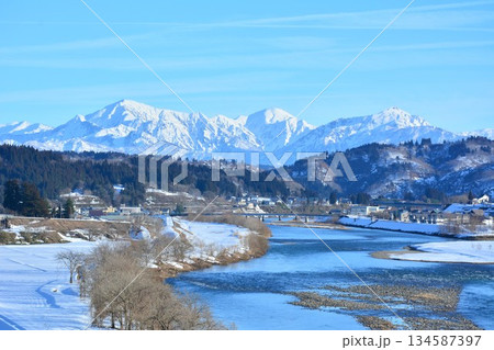 越後三山・信濃川冬景色 134587397