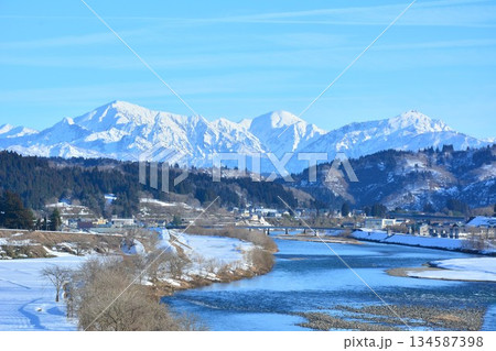 越後三山・信濃川冬景色 134587398