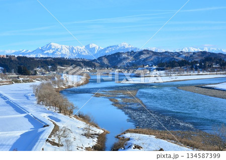 越後三山・信濃川冬景色 134587399