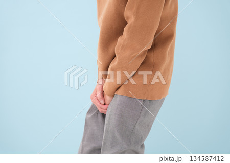 頻尿　尿もれ　シニア　男性 134587412