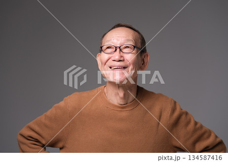 笑うおじいちゃん 134587416