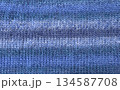 青いグラデーションのニットの背景 134587708