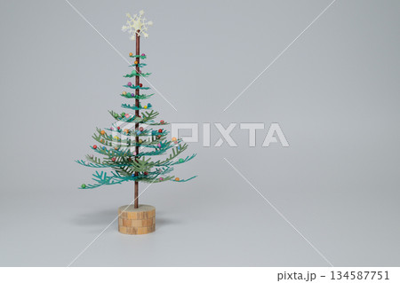 白背景に立つミニチュアのクリスマスツリー 白背景に立つミニチュアのクリスマスツリー 134587751