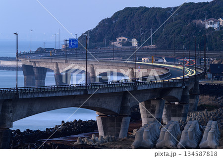 海に架かる橋の夜景 日立バイパス 海に架かる橋の夜景 日立バイパス 134587818