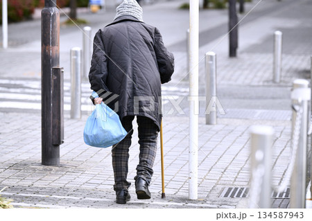 日本の横浜都市景観 障害物にも、安全を守ることにも…高齢化社会…杖の高齢女性…冬至で冷え込む… 134587943