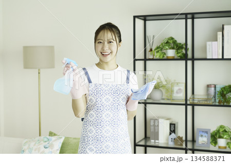 雑巾とスプレーを持ってカメラに向かって微笑む若い女性のポートレート 家事代行 雑巾とスプレーを持ってカメラに向かって微笑む若い女性のポートレート 家事代行 134588371