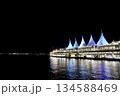 ライトアップされた港湾施設と水面に映る夜景 134588469