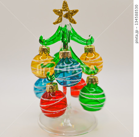 白い背景のマルタガラスのクリスマスツリー 白い背景のマルタガラスのクリスマスツリー 134588530