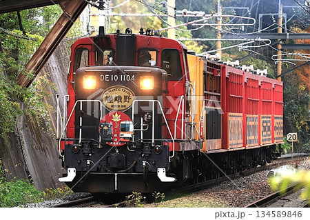 【嵯峨野観光鉄道】DE10形＋SK100形「嵯峨野」（嵯峨野観光線：トロッコ嵐山〜トロッコ嵯峨） 134589846