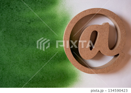 緑背景にアットマーク 134590423