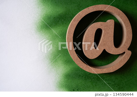 緑背景にアットマーク 緑背景にアットマーク 134590444