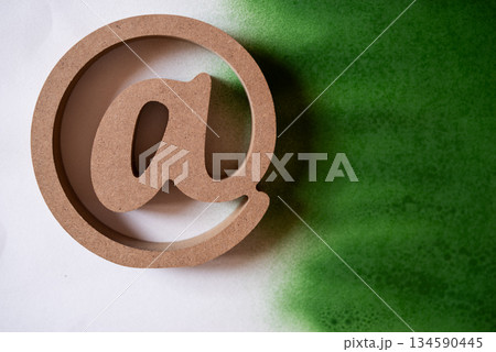 緑背景にアットマーク 134590445