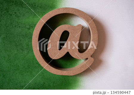 緑背景にアットマーク 134590447