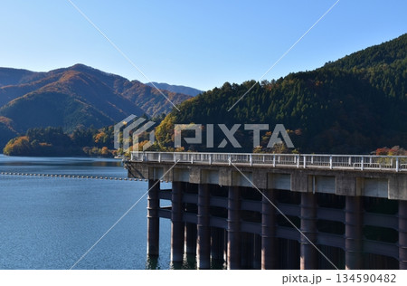 秋の奥多摩湖 東京 秋の奥多摩湖 東京 134590482