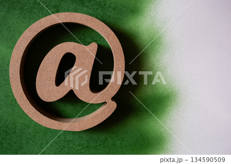 緑背景にアットマーク 134590509