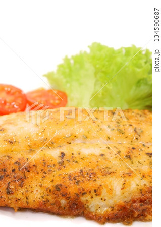 パンガシウス　白身魚のムニエル　魚料理　明るい背景 134590687