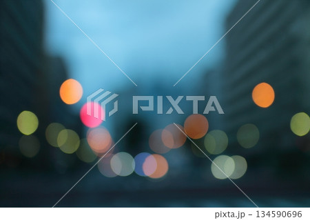 夕暮れ時の街の明かり（寒色系・マルボケ） 134590696