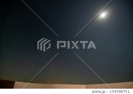月と星が輝く夜空 134590751