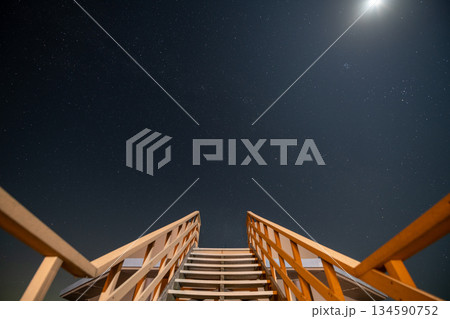 星空へつながる階段のイメージ 134590752