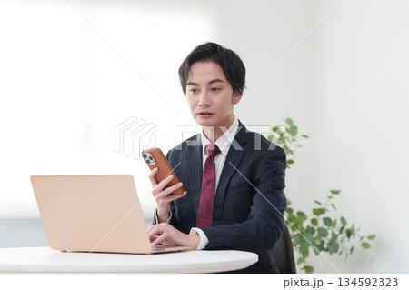オフィスで働くビジネスマン男性 134592323