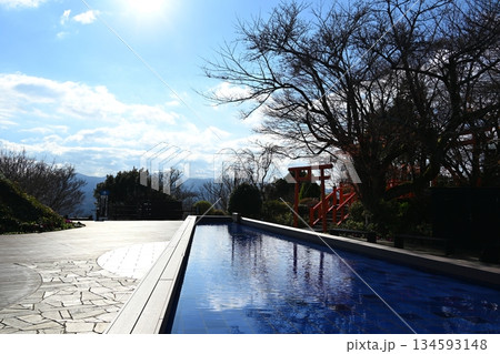 冬の朝の葛城神社　静岡 134593148