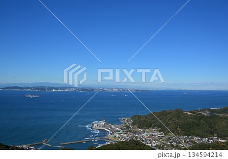 鋸山の地獄のぞきから見た金谷港　千葉 134594214