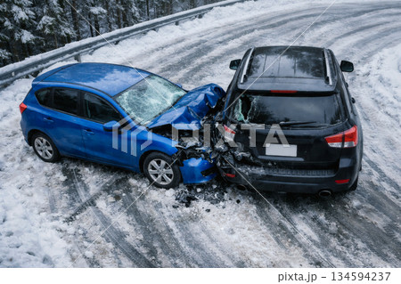 スリップ事故　冬　交通事故 134594237