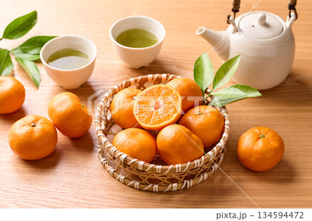 かごに盛ったみかん 134594472