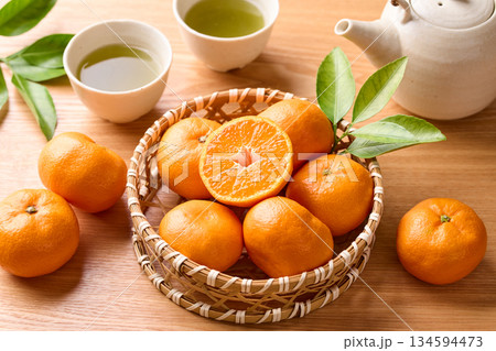 かごに盛ったみかん かごに盛ったみかん 134594473