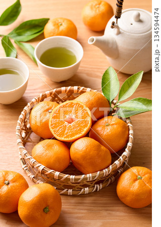 かごに盛ったみかん 134594474