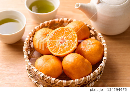 かごに盛ったみかん かごに盛ったみかん 134594476