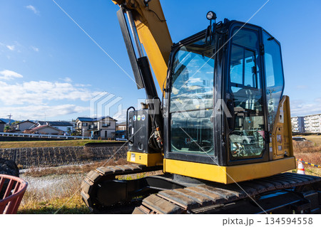 パワーショベル　冬の河川工事 134594558