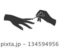マニキュアを塗る手のシルエットアイコン 134594956