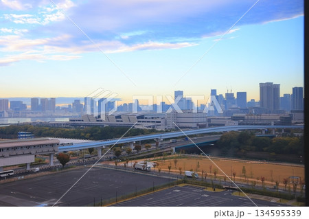 東京都江東区 ホテルから見るゆりかもめ 有明テニスの森駅 134595339
